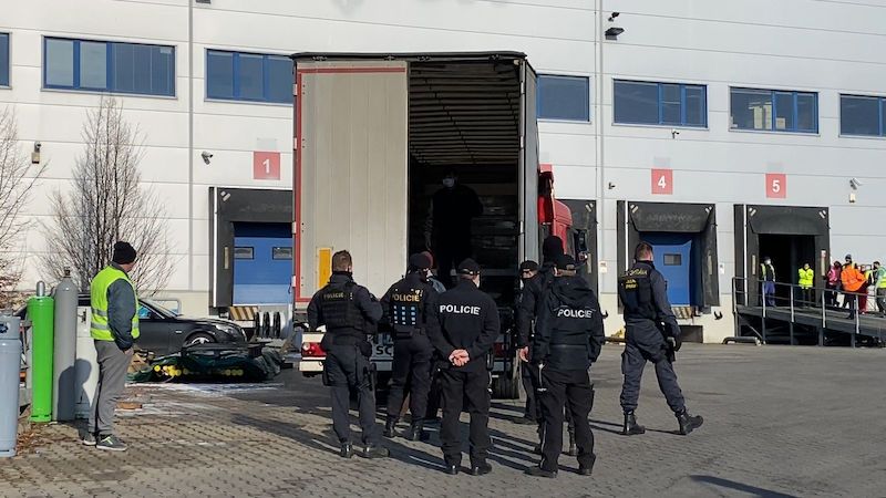 V návěsu kamionu u Prahy objevili devět migrantů